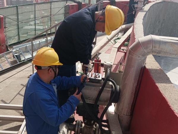 071744006197186082.jpg 4月7日上午,一二期大檢修開始,計控電儀部空分尿素工段員工在尿素造粒塔頂進行閥門附件拆檢作業。.jpg