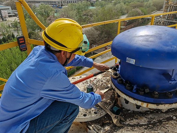 101744245503587186.jpg 4月9日檢修人員在物料車間630罐區(qū)甲醇A罐罐頂進(jìn)行呼吸人孔螺栓緊固.jpg