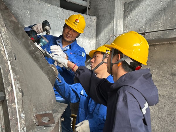 111744329984808098.jpg 4月9日王明偉、康金生、青工曾炳睿在2#鍋爐磨煤機(jī)更換北側(cè)磨輥溫度.jpg