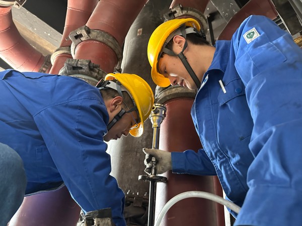 111744329993835357.jpg 4月9日王明偉、康金生在2#鍋爐磨煤機(jī)更換磨輥溫度.jpg