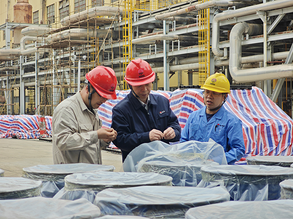 111744354206948764.jpg 總經理趙強深入檢修現場檢查2.jpg