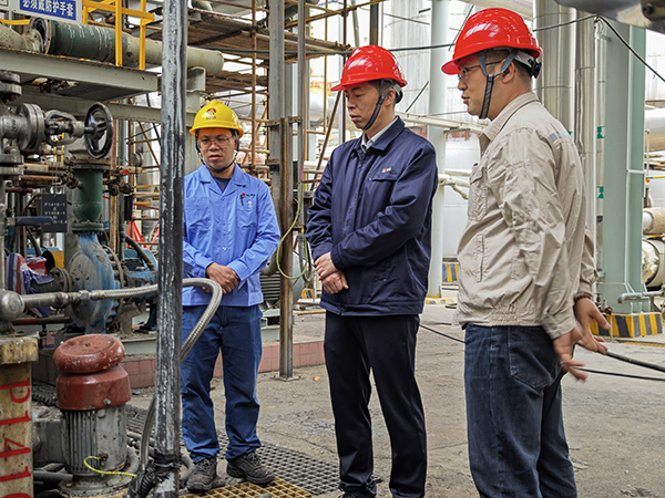 111744354221872780.jpg 總經理趙強深入檢修現場檢查3.jpg