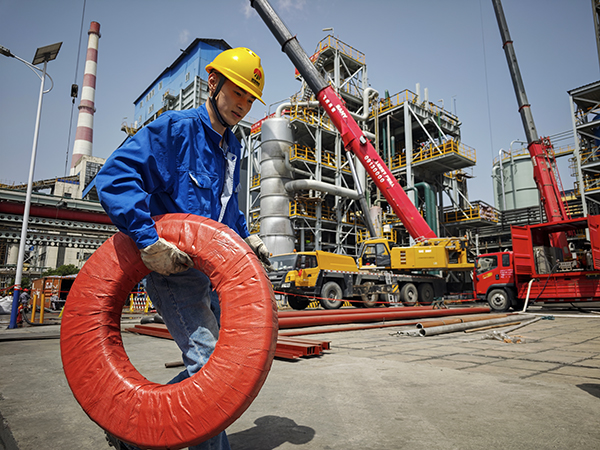 111744358385531039.jpg 合成車間青工細致工作.jpg