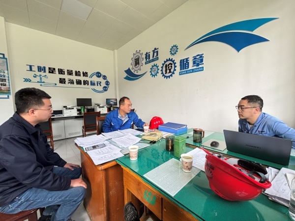 121744423917194225.jpg 4月9日,公司總工程師馬軍忙、安全環保部李小丹在機械修造部進行承包商安全管理工作檢查.jpg