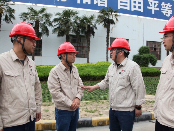 131744497633192330.jpg 4月11日,公司領導在現場.jpg