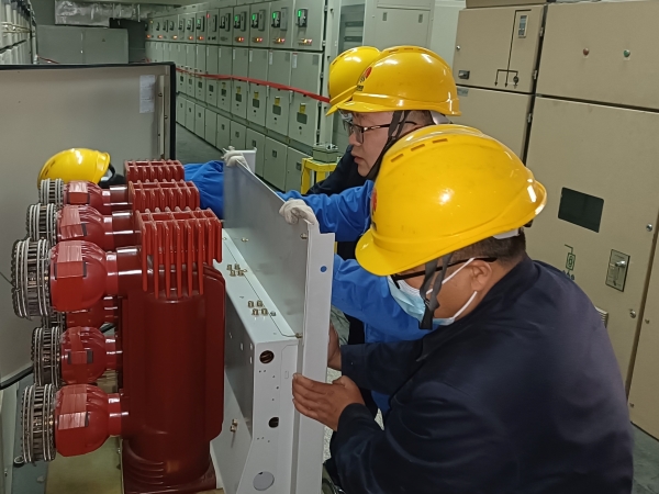 131744499287164343.jpg 趙飛對開關柜進行檢修維護.jpg