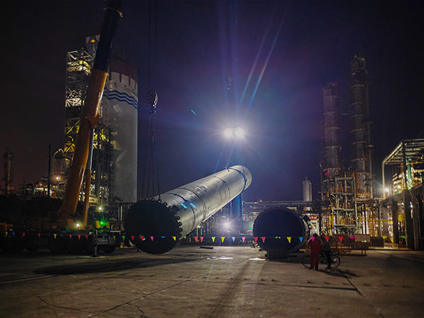 141744593817782597.jpg 4月12日晚8:30舊設(shè)備成功吊出.jpg