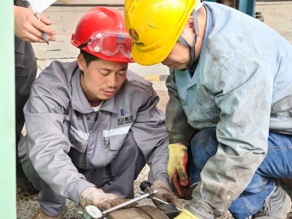 141744594997116992.jpg 循環(huán)水泵房檢修現(xiàn)場(chǎng)團(tuán)結(jié)協(xié)作1.jpg