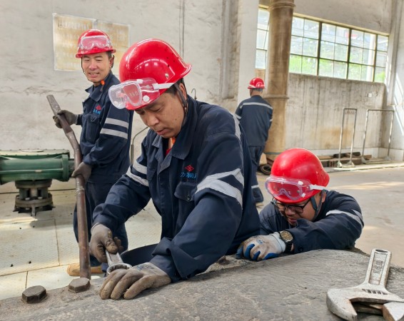 141744595012210849.jpg 循環(huán)水泵房檢修現(xiàn)場(chǎng)團(tuán)結(jié)協(xié)作2.jpg