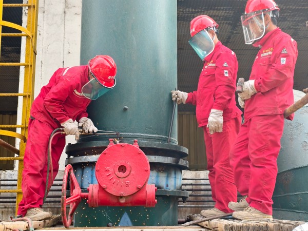 141744595027390930.jpg 循環(huán)水冷卻塔上塔閥檢修現(xiàn)場(chǎng)團(tuán)結(jié)協(xié)作3.jpg