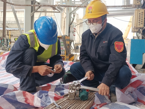 141744612159637017.jpg 4月13日,計控電儀部員工方立民在一期空分現(xiàn)場進行空分儀表的更換工作.jpg