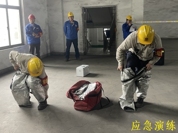 141744612660179126.jpg 演練中穿戴防護用具.jpg