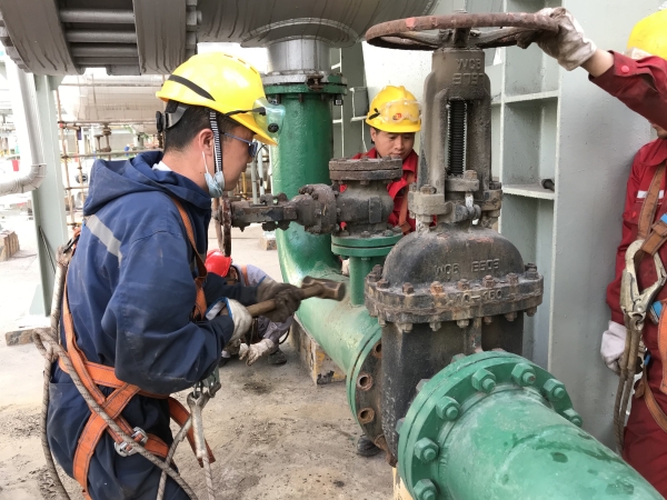 141744613616152976.jpg 檢修師傅正在掄大錘.jpg