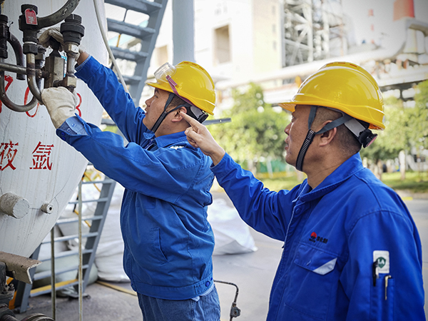 151744675952301572.jpg 空分作業人員調校閥門.jpg