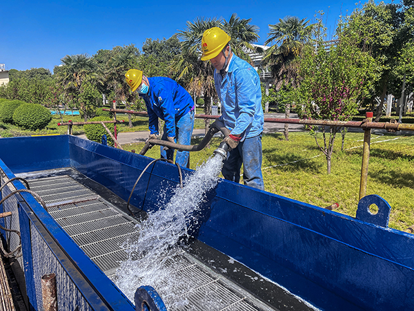 151744676163206990.jpg 梁元飛張棟沖洗中.jpg