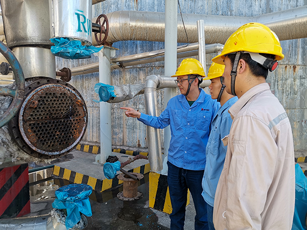 151744682038159579.jpg (圖四)4月14日下午,在公司脫鹽水站,工藝技術員田亮對著打開的生水加熱器為青工杜樂和和朱博講解其工作原理.jpg