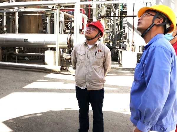 151744705819275035.jpg 車間負責人檢查現場.jpg