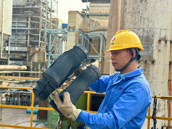 171744871920202055.jpg 技術人員正檢查變換爐氣體分布器.jpg