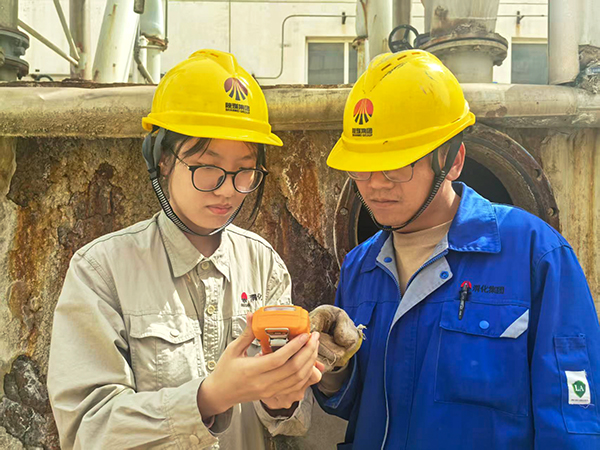 171744888380300435.jpg 4月16日,污水崗位內(nèi)操李強強現(xiàn)場教學(xué)如何使用四合一儀器.jpg