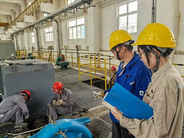 171744888392133217.jpg 大檢修期間新工黃卓悅跟隨污水崗位內(nèi)操現(xiàn)場學(xué)習(xí).jpg