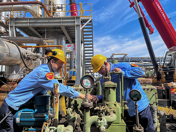 181744932625205318.jpg 黨員先鋒隊成員李生虎帶領青年員工高驥檢查機泵.jpg