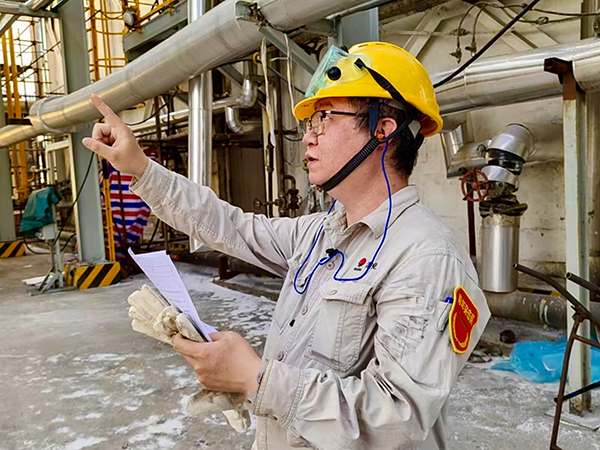 181744932638514206.jpg 青年突擊隊武韜檢查作業票,確認施工位置.jpg