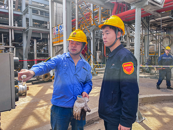 181744932651189284.jpg 青年突擊隊彌彬園向技術員呂玉亮請教問題.jpg