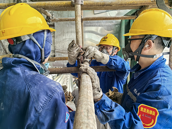 181744933269100246.jpg 班組長徐濤帶領清理小組成員正在進行簡易架板的搭設.jpg