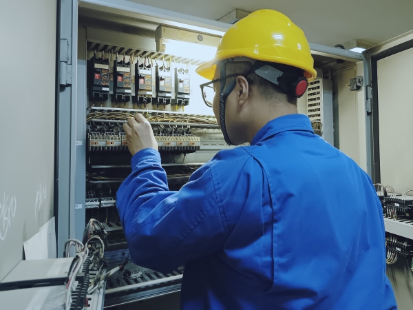 181744953128672536.jpg 電氣人員正在點檢ERP盤.jpg