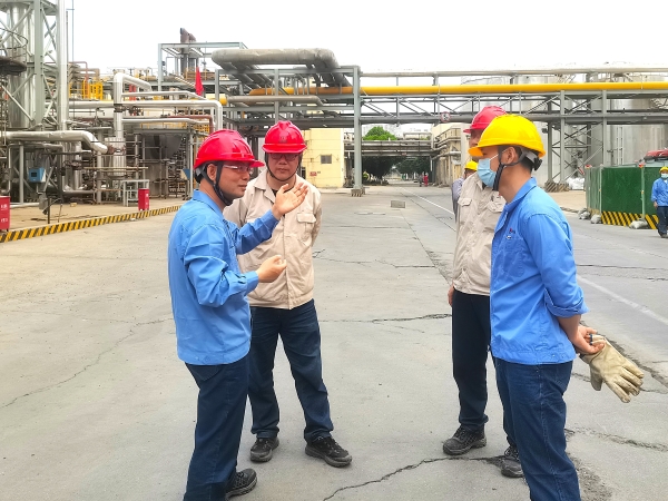 181744962209931598.jpg 馬軍忙與車間負責人等交流1.jpg