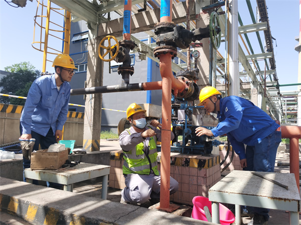 191745060884606081.jpg 車間技術員達澤龍、梁健與施工方討論630至162管線碰管進展.jpg