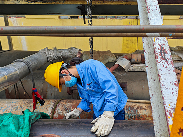 211745193226252283.jpg 監(jiān)護(hù)人員張國(guó)濤檢查管段.jpg