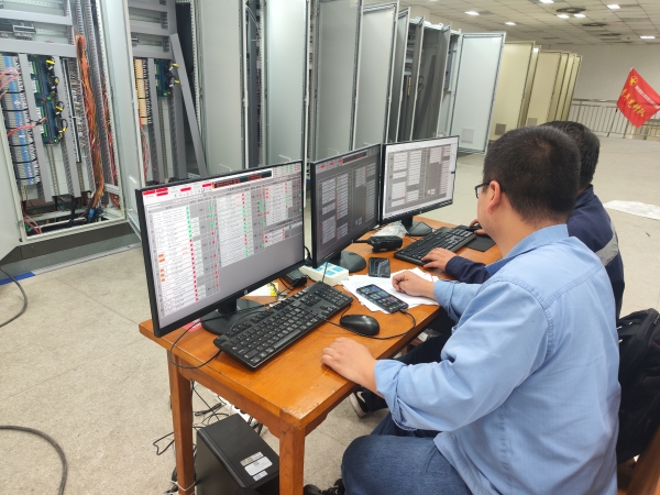 4.20日晚，計控電儀部技術(shù)攻堅團隊成員張智磊正在一期控制室對新煤皮帶稱重系統(tǒng)進(jìn)行系統(tǒng)調(diào)試.jpg
