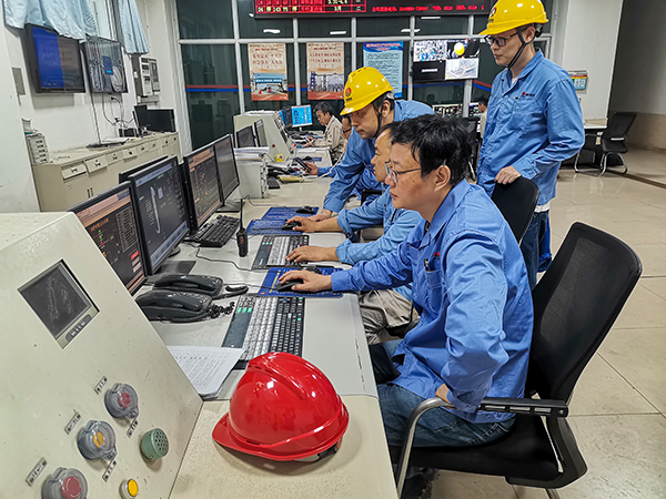 211745216621344380.jpg 4月21日,3號鍋爐點爐,車間各工藝人員正在精心操作,嚴密監控.jpg