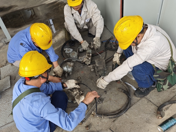 221745287671358486.jpg 一期大檢修現(xiàn)場(chǎng),計(jì)控電儀部技術(shù)攻堅(jiān)專班人員將現(xiàn)場(chǎng)破損、報(bào)廢的儀表設(shè)備拿回去“二次利用”,變廢為寶1.jpg