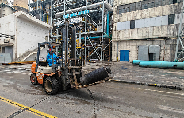 241745480809171635.jpg 2025年大檢修運銷市場部抽調叉車馳援檢修現場.jpg