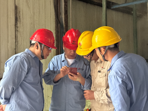 251745561624169537.jpg 生產部和車間領導正在研究優化開車方案1.jpg