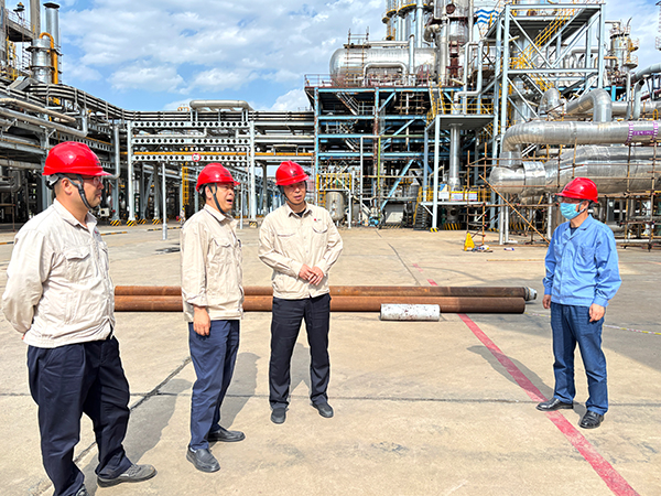 101746872842150707.jpg 趙總,馬總,王部長及王主任探討換熱器檢修工作.jpg