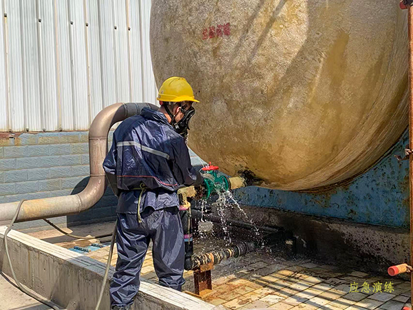 121749689156204366.jpg 現場操作工對鹽酸泄漏處進行沖水處置 600.jpg