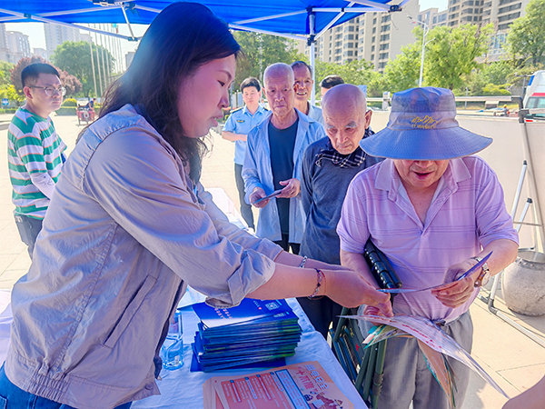 171750148491292575.jpg 發(fā)放宣傳單.jpg