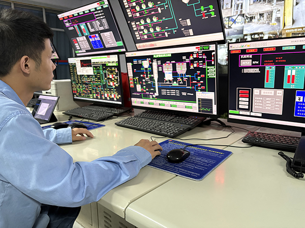 251750845167804693.jpg 脫硫崗位操作工認真監(jiān)盤、精準操作.jpg