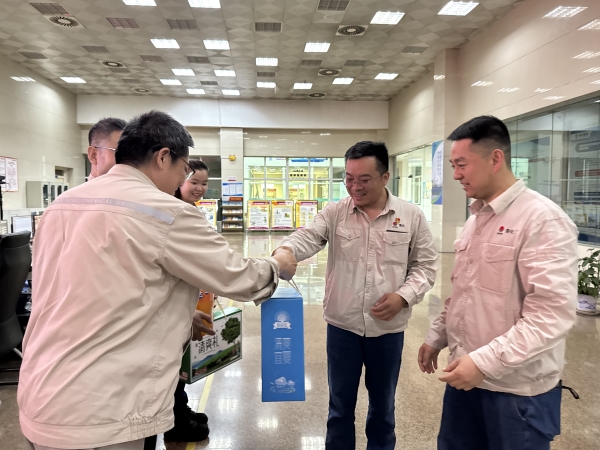 271751010021132126.jpg 車間領導現場送清涼.jpg