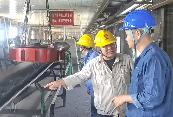 301751264006818988.jpg 6月27日,技術(shù)員林佳峰和安技員李青就環(huán)保項(xiàng)目倉頂全密封導(dǎo)料槽對(duì)承包商技術(shù).安全.和進(jìn)度要求.jpg