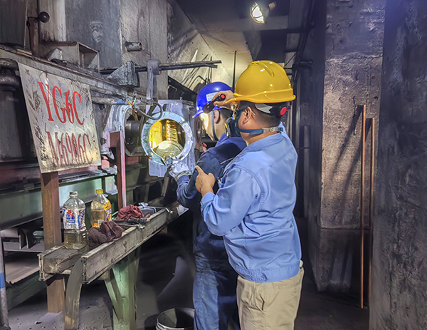 301751264023206845.jpg 6月27日,輸煤班長(zhǎng)朱新站按照車間技術(shù)要求對(duì)檢修葉輪給煤機(jī)進(jìn)行監(jiān)督跟進(jìn).jpg