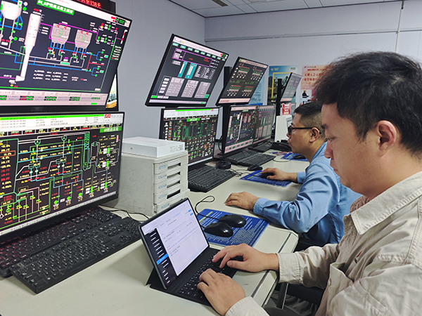 041751590075907613.jpg 7月3日,動力車間三期控制室,操作人員正在停運4號鍋爐.jpg