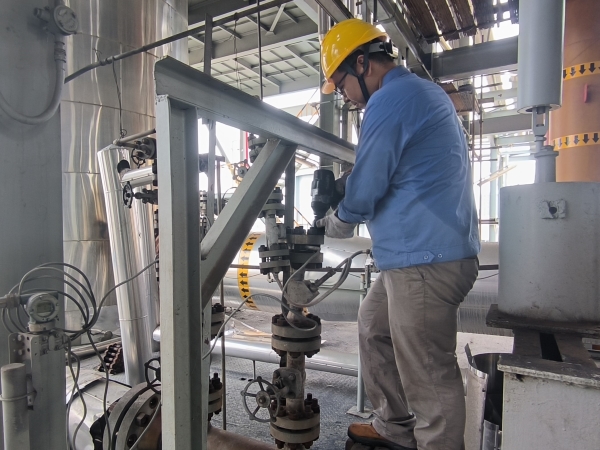 071751845643161411.jpg 7月5日下午,計(jì)控電儀部?jī)x表工王飛正在三期氣化樓四樓進(jìn)行煤漿管線(xiàn)進(jìn)行檢修工作2.jpg