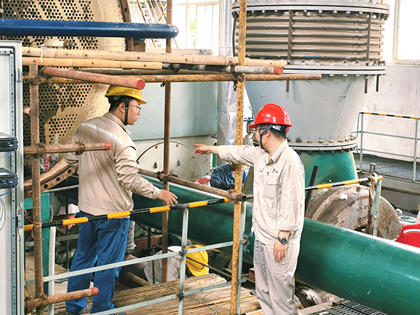 071751876814111407.jpg 7月5日,清理凝汽器現場,副主任秦昊正在叮囑青工賀國慶注意事項.jpg