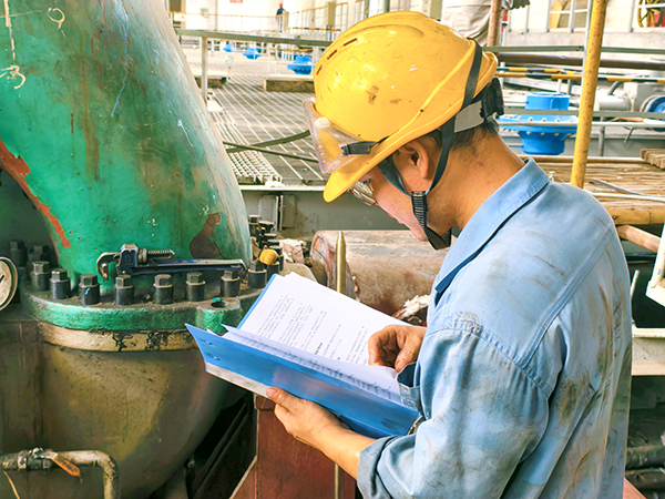 071751876828143902.jpg 循環水泵房檢修人員正在認真核對檢修任務書.jpg