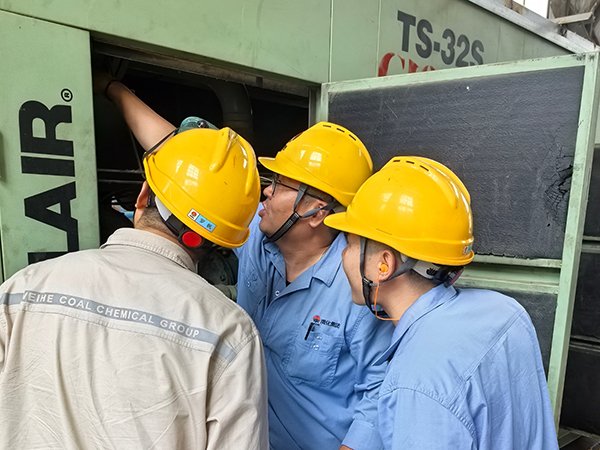 081751933353111444.jpg 7月7日,合成車間技術(shù)員對班組進(jìn)行業(yè)務(wù)培訓(xùn).jpg