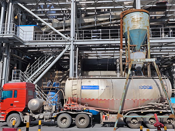 081751942431176143.jpg 7月6日,動力車間三期脫硫裝置正在利用機械式清灰器卸灰.jpg